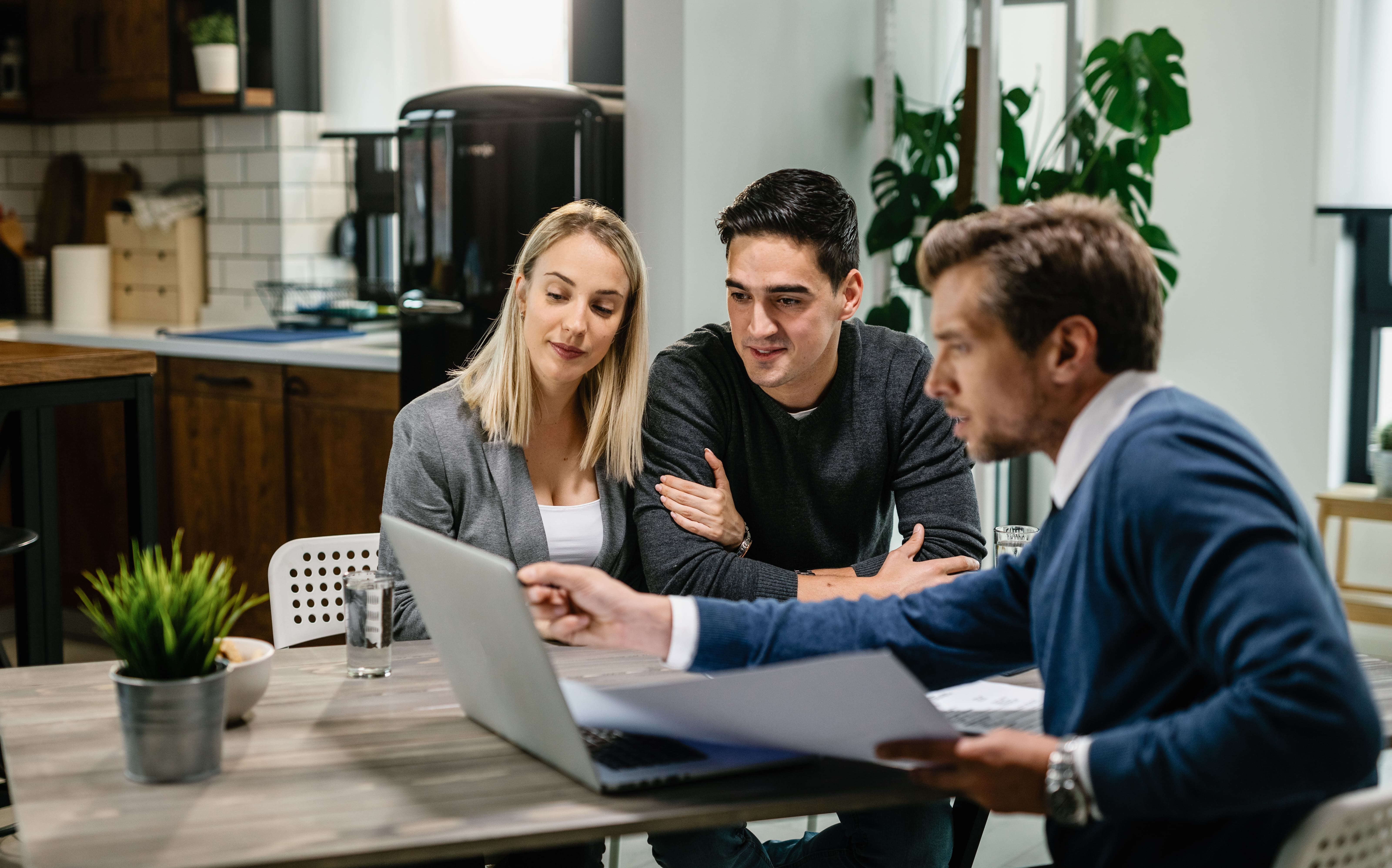How Mortgage Brokers Compare Bank Offers for Clients